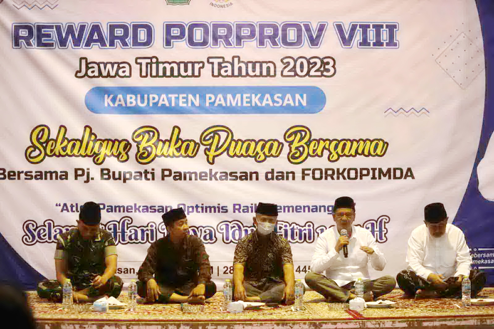 BONUS: Pj Bupati Pamekasan Masrukin memberikan sambutan saat pemberian reward atlet dan pelatih berprestasi di Porprov VIII Jawa Timur di Mandhapa Agung Ronggosukowati Pamekasan. (PROKOPIM PAMEKASAN)