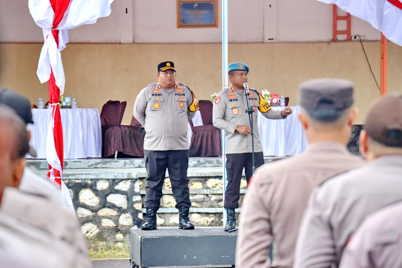 PIMPIN APEL: Kabidpropam Polda Jatim Kombes Iman Setiawan didampingi Kapolres Pamekasan AKBP Jazuli Dani Iriawan memberikan arahan kepada anggota di mapolres, Rabu (17/4). (HUMAS POLRES PAMEKASAN)
