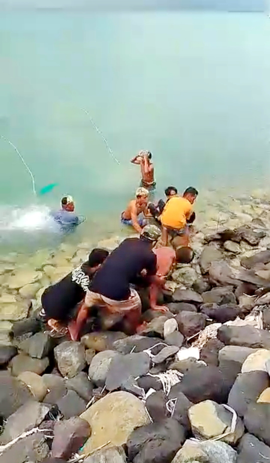 SITA PERHATIAN: Warga mengevakuasi mayat korban tenggelam di dermaga Pelabuhan Brakas, Desa Brakas, Kecamatan Raas, Sumenep, Rabu (17/4). (SUBIYAKTO UNTUK JPRM)