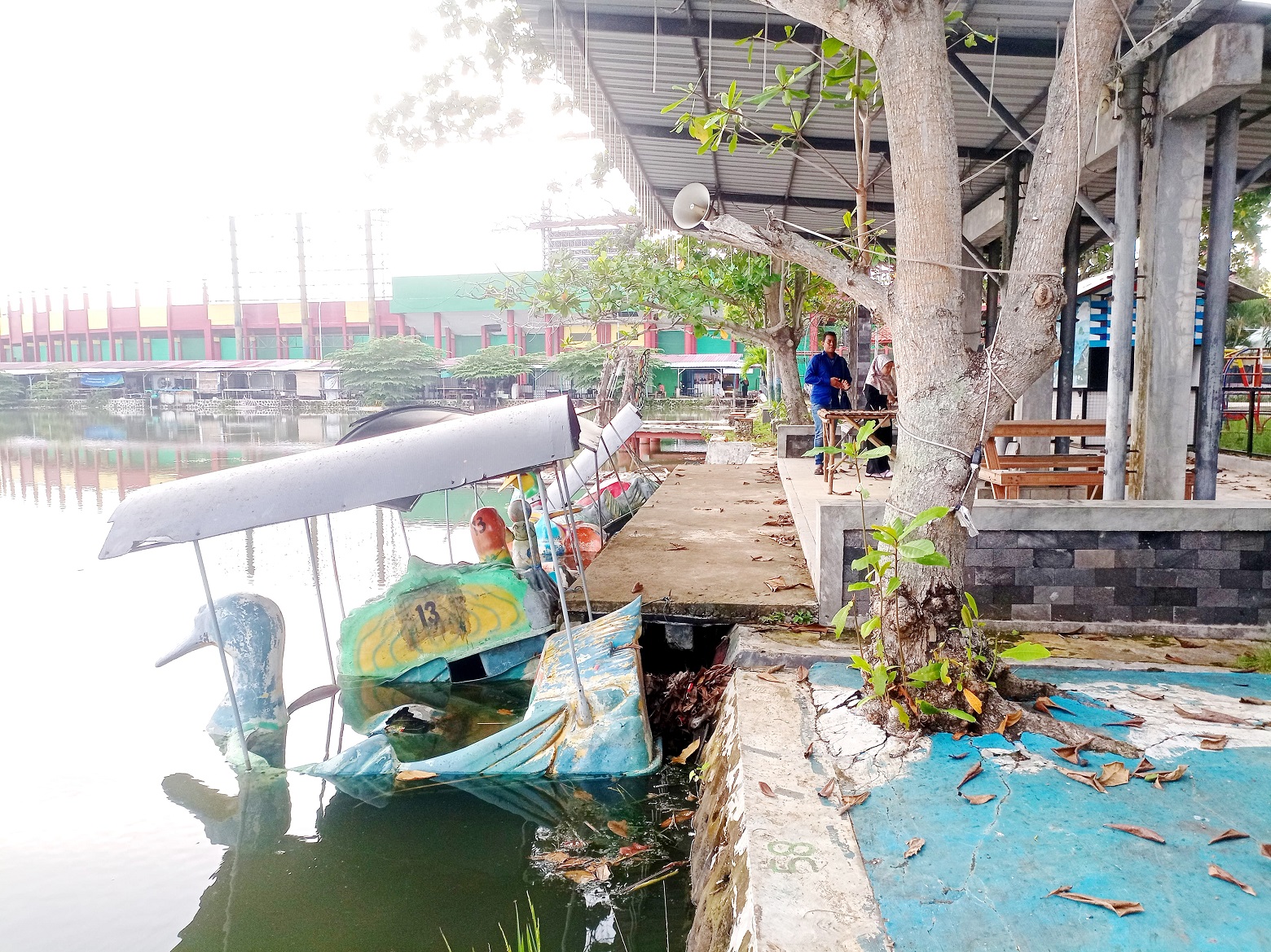 BUTUH PERBAIKAN: Pengunjung bersantai di TRK, Bangkalan, Sabtu (13/4). (MOH. LATIF/JPRM)