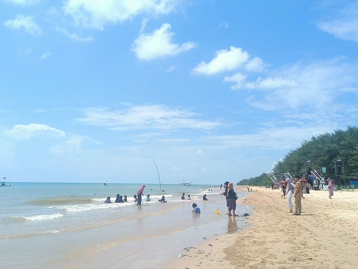 ASET PEMKAB: Pengunjung bermain air di bibir pantai Wisata Pantai Lombang, Kecamatan Batang-Batang, Sumenep, pada Selasa (16/4). (MOH. IQBAL/JPRM)