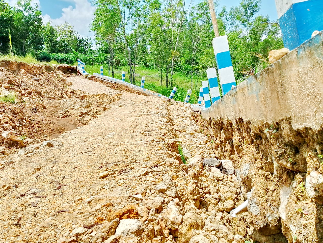 RUSAK PARAH: Jalan Beton, Dusun Berlantong, Desa Pandiyangan, menuju Desa Gunung Rancak, Kecamatan Robatal, Sampang, ambles, Selasa (16/4). (UBAIDILLAHIR RA&rsquo;IE/JPRM)