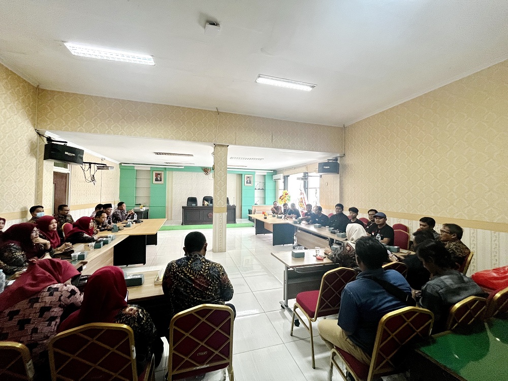 DIKRITIK: Massa dari PP Jatim menyampaikan aspirasi di forum audensi yang digelar di kantor Dinkes Bangkalan, Kamis (18/4). (ABRAR GHAZY HARDIAN/JPRM)