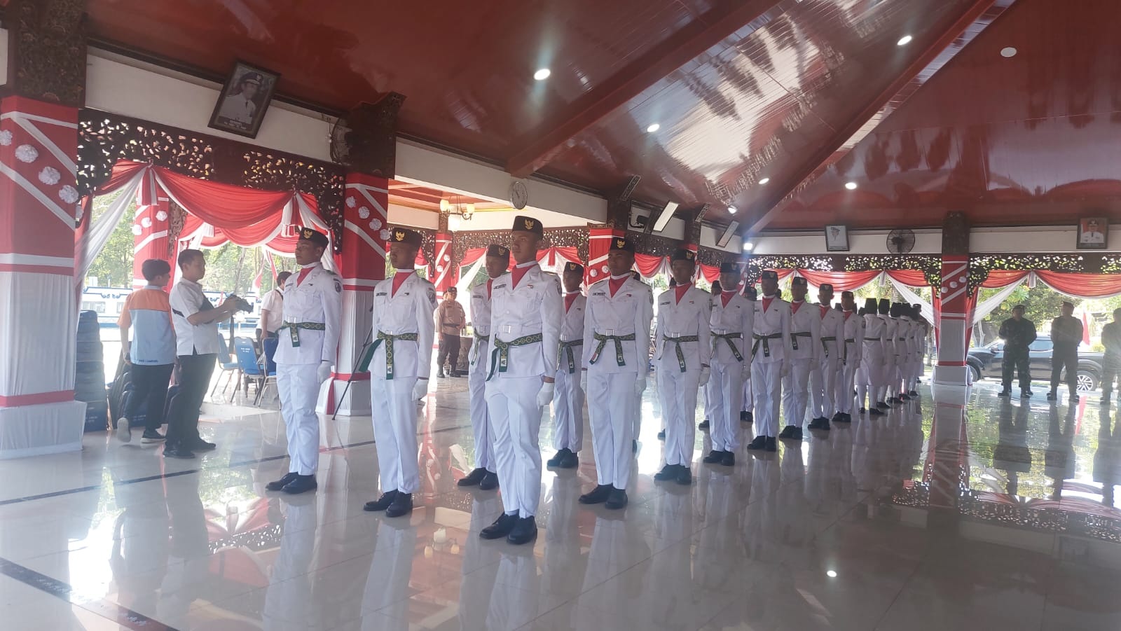 BERBARIS: Petugas Paskibraka dalam pengukuhannya di Pendopo Sampang, Rabu (17/8/2023). (JUNAIDI PONDIYANTO/JPRM)