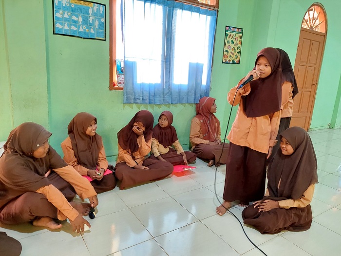 BERBAKAT: Siswi MD Raudlatul Ulum latihan drama islami di Desa Sendir, Kecamatan Lenteng, Sumenep, Sabtu (6/4). (MOH. ALI MUHSIN/JPRM)