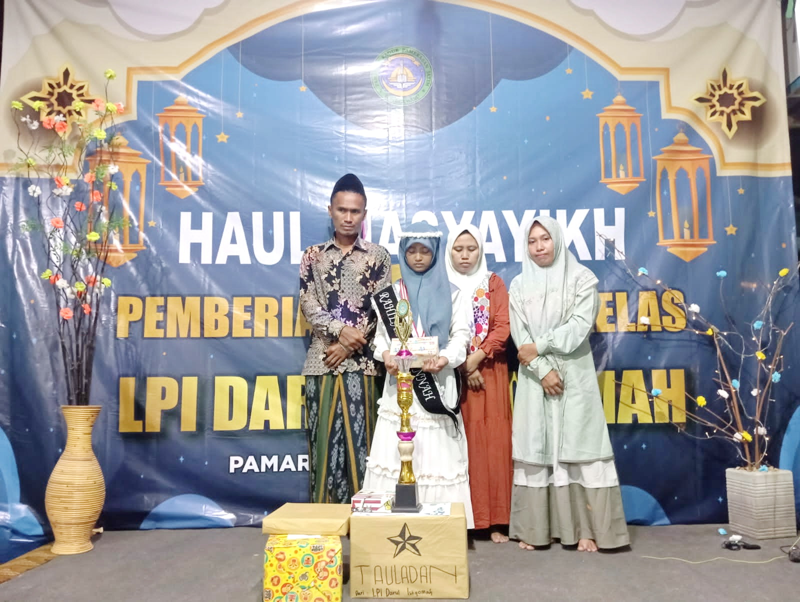 BERPRESTASI: Siswa menerima penghargaan sebagai teladan madrasah.