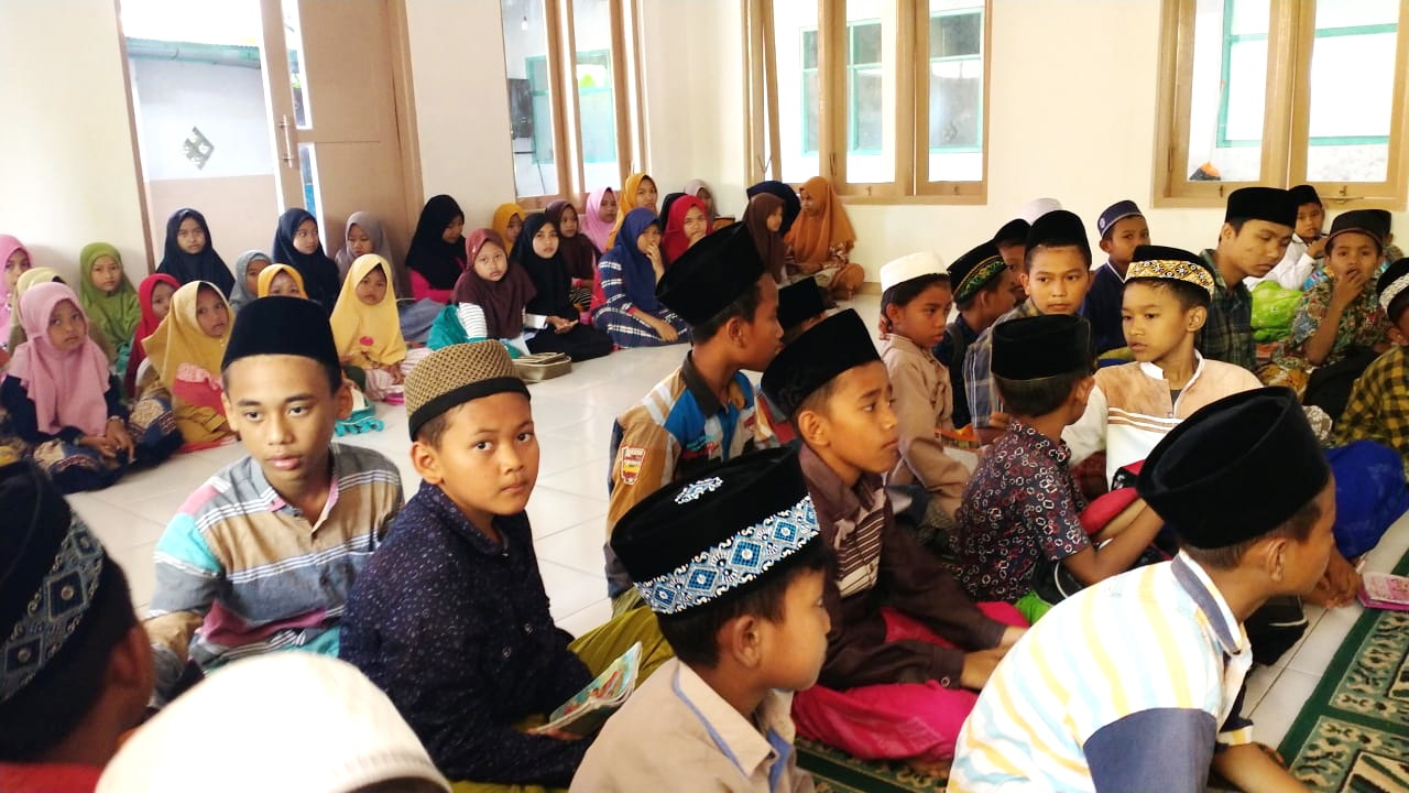 SEMANGAT: Sejumlah siswa-siswi Darul Istiqomah berada di musala.