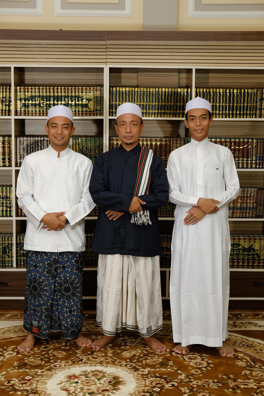 HARMONIS: KH Musleh Adnan (tengah) berfoto bersama kedua putranya, Lora A. Sa&rsquo;dud Darain (kiri) dan Lora A. Hasyim (kanan).