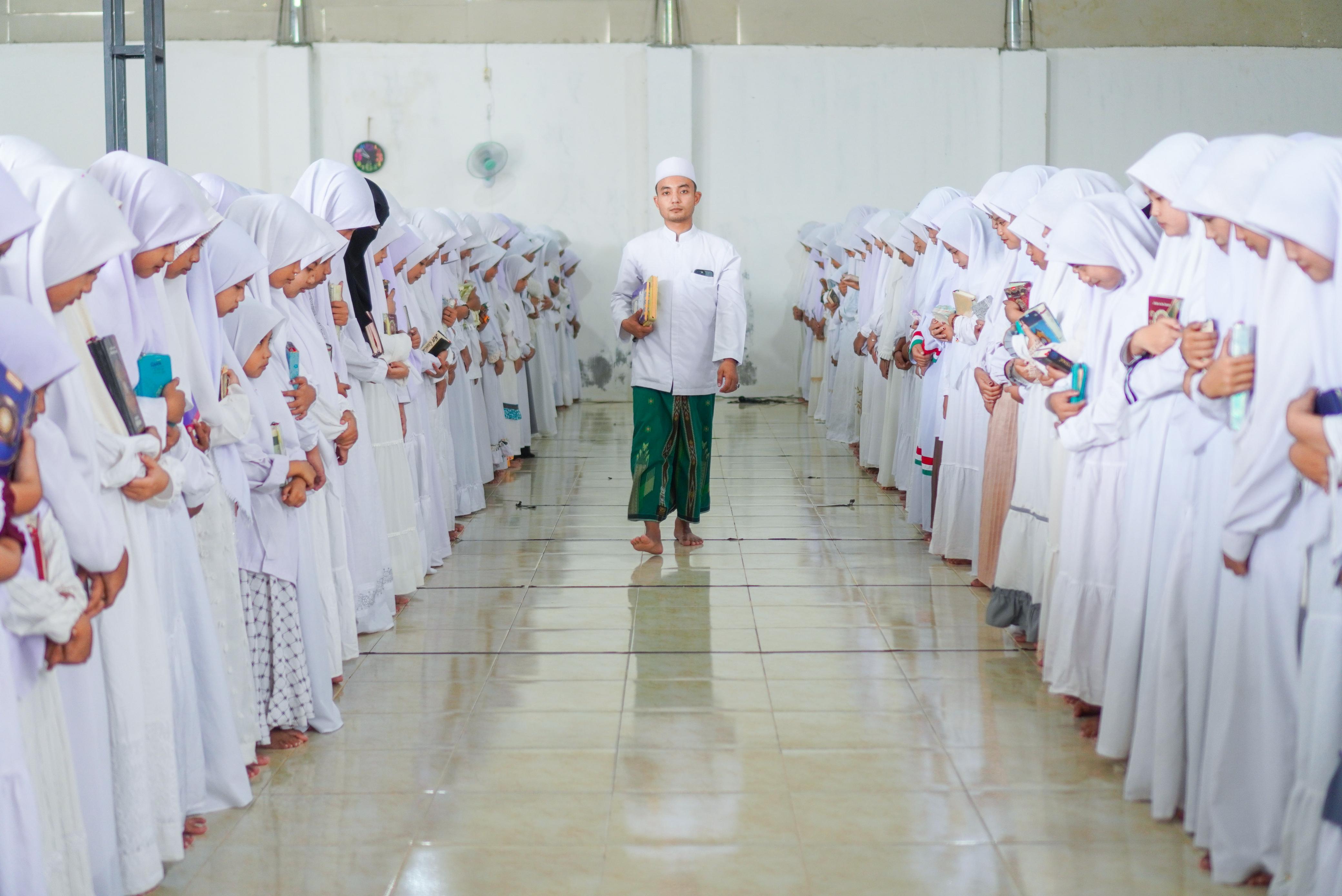TAKZIM: Sejumlah santriwati memberi penghormatan kepada Lora A. Sa&rsquo;dud Darain.