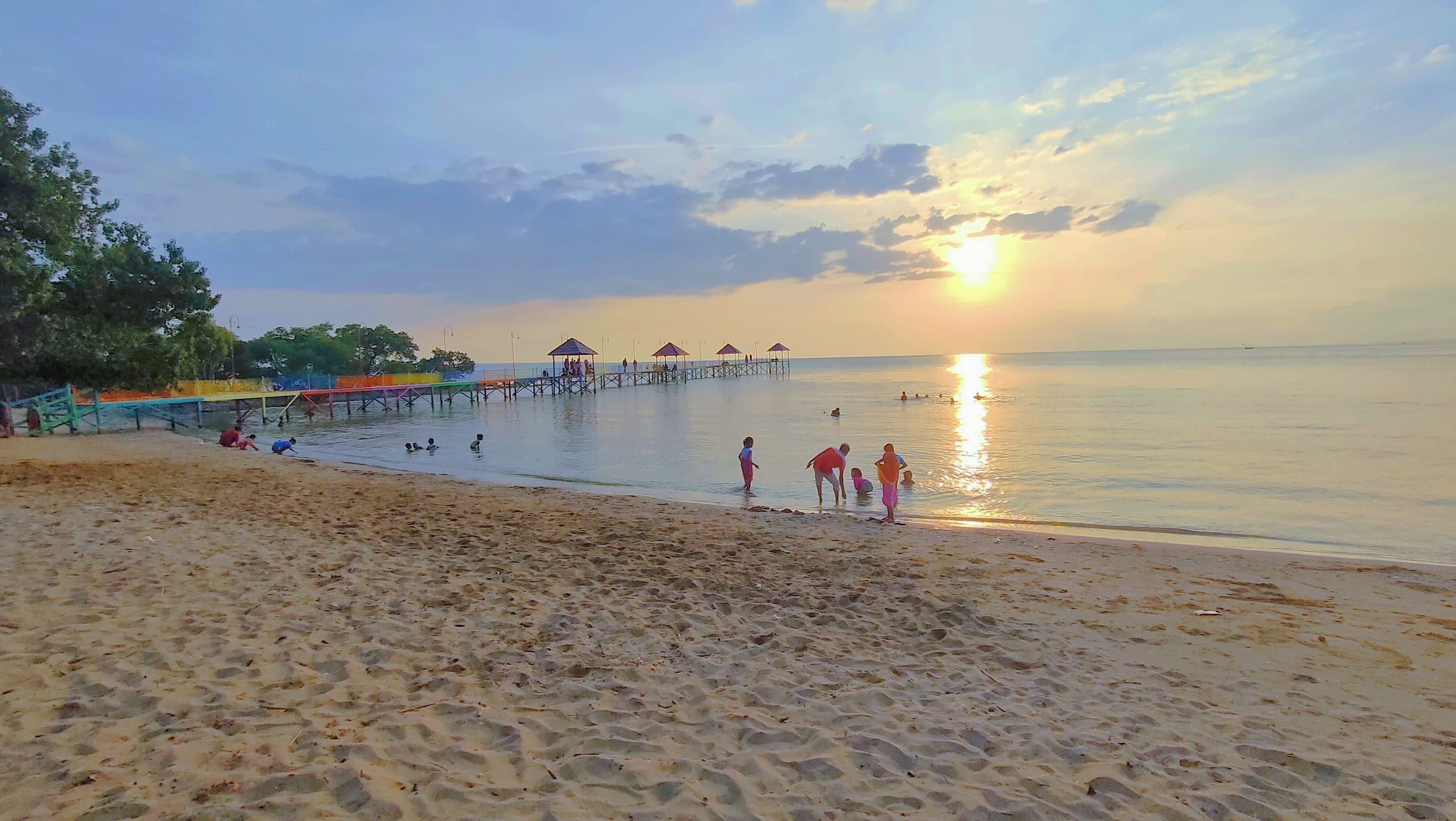 MEMESONA: Pengunjung menikmati suasana sore&nbsp; di Pantai&nbsp;Matahari, Desa Lobuk, Kecamatan Bluto, Sumenep, Sabtu (6/4). (FOTO-FOTO MOHAMAD ERWIN MAULIDIN M/JPRM)