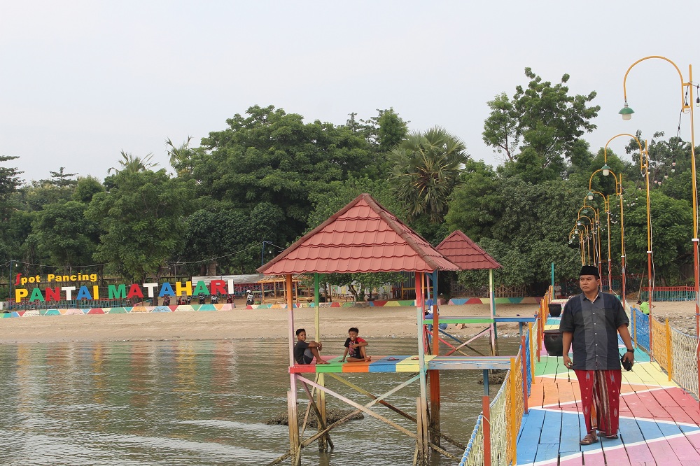KREATIF: Kepala Desa Lobuk Moh. Saleh mengecek objek wisata&nbsp;Pantai Matahari, Sabtu (6/4).