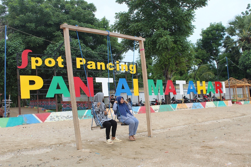 LIBURAN: Pengunjung berada di area spot pancing di wisata Pantai&nbsp;Matahari,&nbsp;Desa Lobuk, Kecamatan Bluto, Sabtu (6/4). (MOHAMAD ERWIN MAULIDIN M/JPRM)