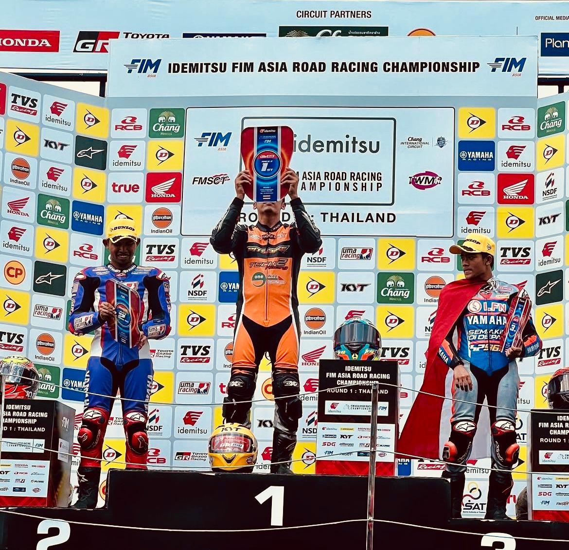 NAIK PODIUM: Muhammad Murobbil Vitoni (kanan) berfoto setelah meraih juara ajang Asia Road Racing Championship (ARRC) 2024 di Thailand beberapa watu lalu.