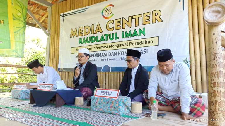 TAMBAH WAWASAN: Ponpes Raudlatul Iman menggelar kegiatan media center untuk mencetak santri cinta literasi.