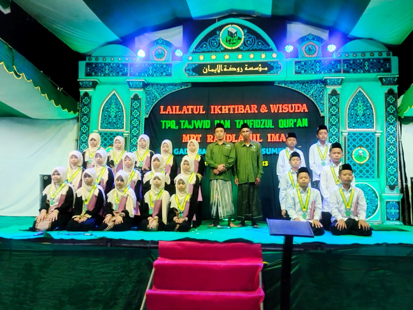 GENERASI EMAS: Peserta wisuda tajwid dan tahfidzul Qur&rsquo;an juz 30 santri ula berfoto bersama seusai diwisuda.