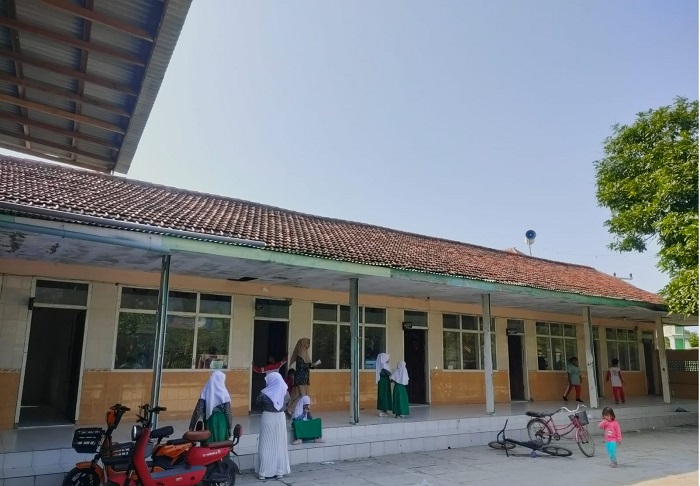 ISTIRAHAT: Siswi sedang bermain di depan Madrasah Diniyah Nurus Salafiyah. (MD NURUS SALAFIYAH UNTUK JPRM)