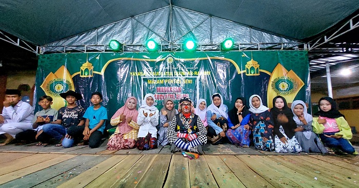 KOMPAK: Siswa-siswi MD Raudlatul Ulum berfoto bersama seusai melaksanakan pentas drama di Desa Sendir, Kecamatan Lenteng, Sumenep, Sabtu (6/4). (MOH. ALI MUHSIN/JPRM)