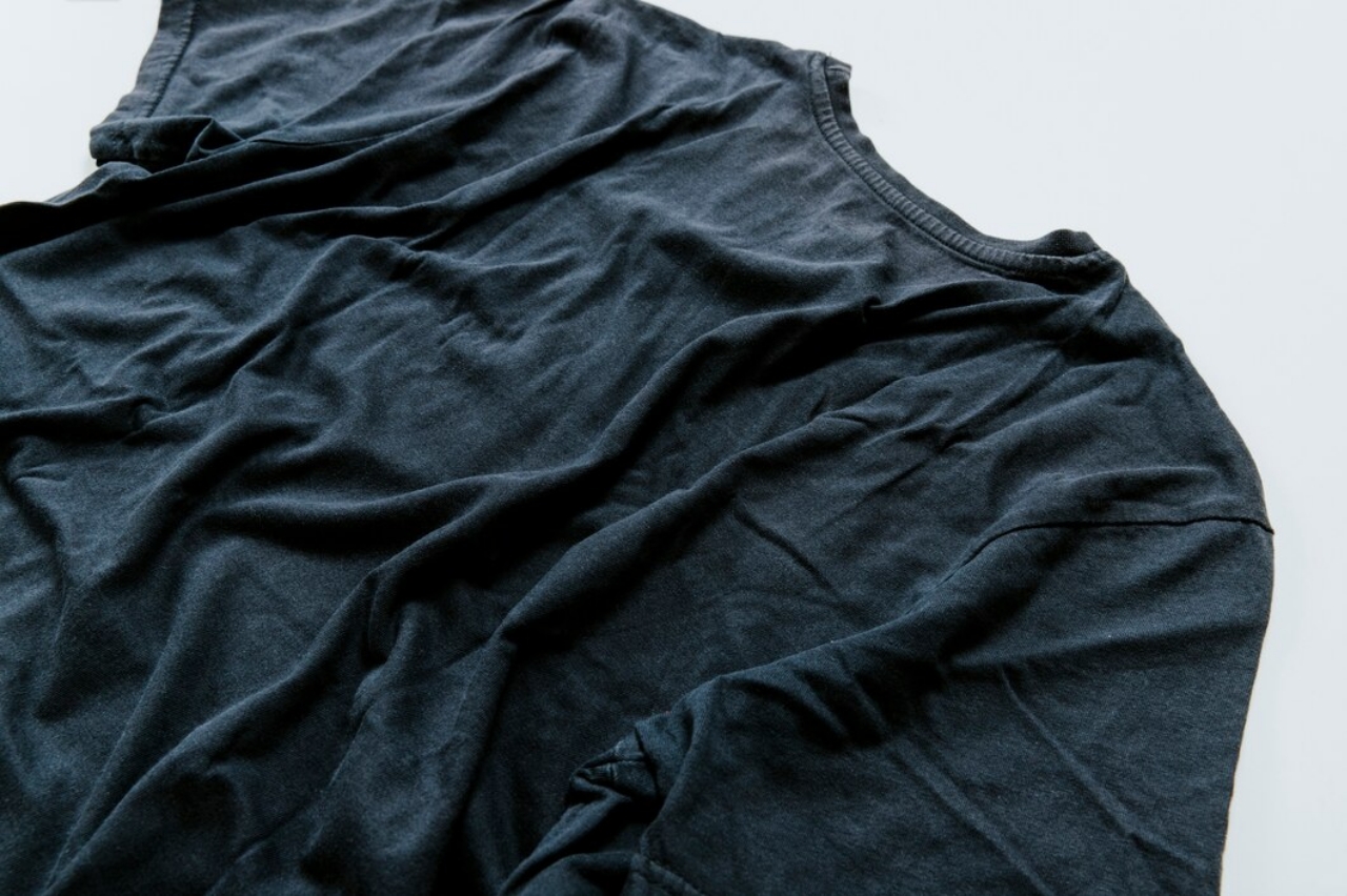 Berikut cara mencuci kaos hitam agar warnanya tidak pudar
