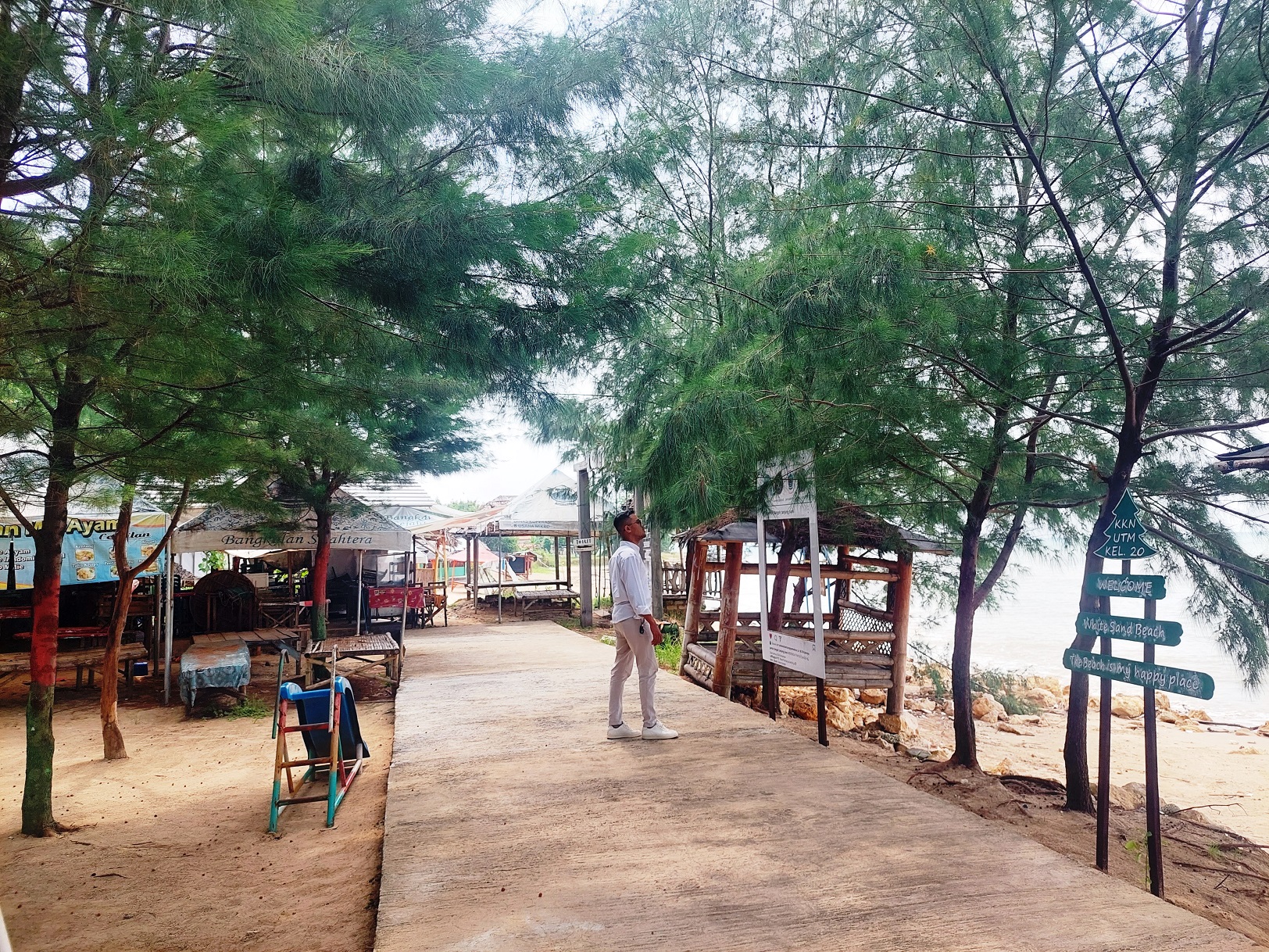 EKSOTIS: Pengunjung wisata Pantai Pasir Putih Tlangoh, Tanjungbumi, Bangkalan, bersantai, Sabtu (6/4). (ZEINAL ABIDIN/JPRM)