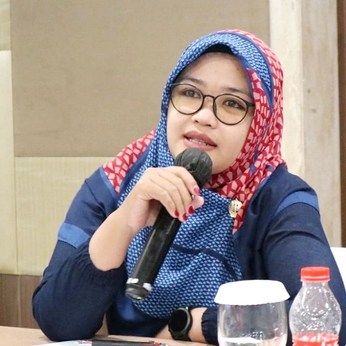 BERWAWASAN: Neng Aimmatul Muslimah mengisi materi dalam suatu acara. (AIMMATUL MUSLIMAH UNTUK JPRM)
