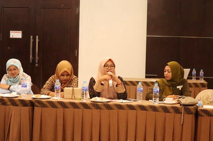 PEREMPUAN HEBAT: Neng Aimmatul Muslimah (pegang mik) bersama Bu Nyai Rahima lintas generasi dalam suatu acara. (AIMMATUL MUSLIMAH UNTUK JPRM)