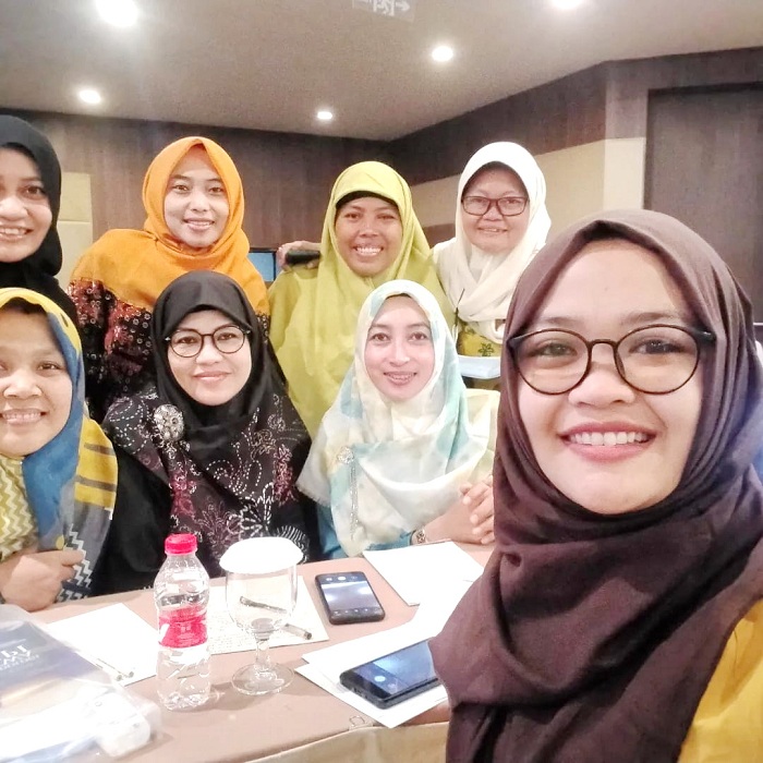 KOMPAK: Neng Aimmatul Muslimah (depan) berfoto bersama para Simpul Rahima dari berbagai daerah. (AIMMATUL MUSLIMAH UNTUK JPRM)