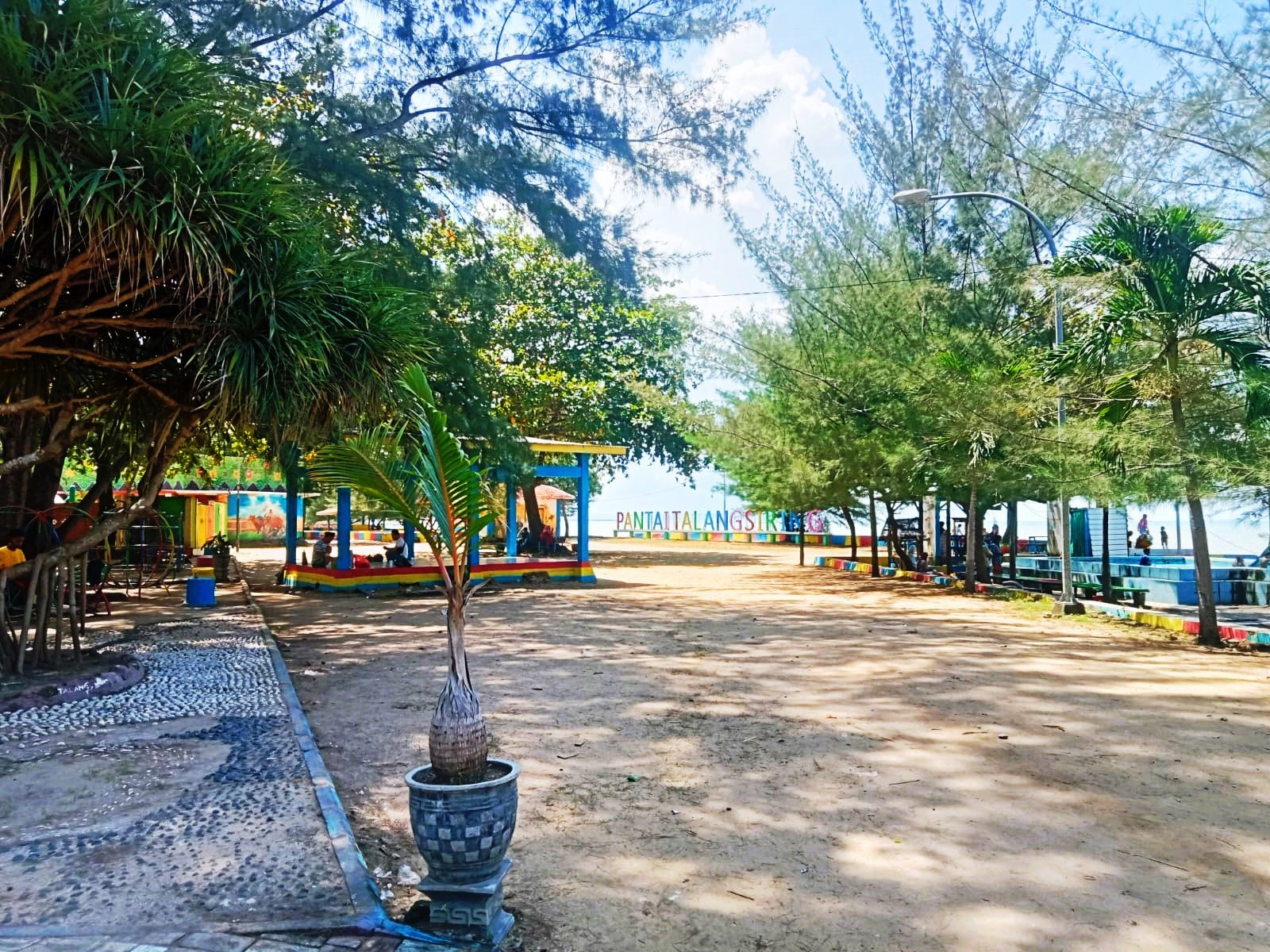 LIBUR LEBARAN: Pengunjung menikmati suasana wisata Pantai Talang Siring, Desa Montok, Kecamatan Larangan, Pamekasan, Jumat (19/4). (MOH. IQBAL AFGANI/JPRM)
