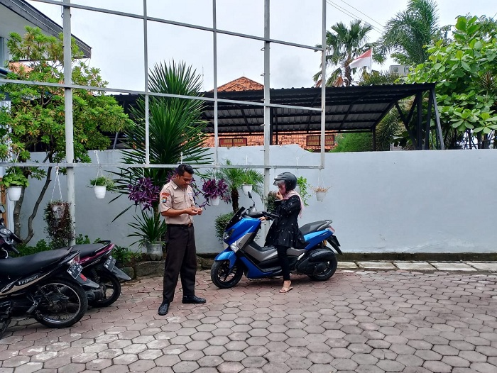 STAND BY: Satpam kantor Inspektorat Sampang saat sedang bertugas pada Jumat (19/4). (UBAIDILLAHIR RA&rsquo;IE/JPRM)