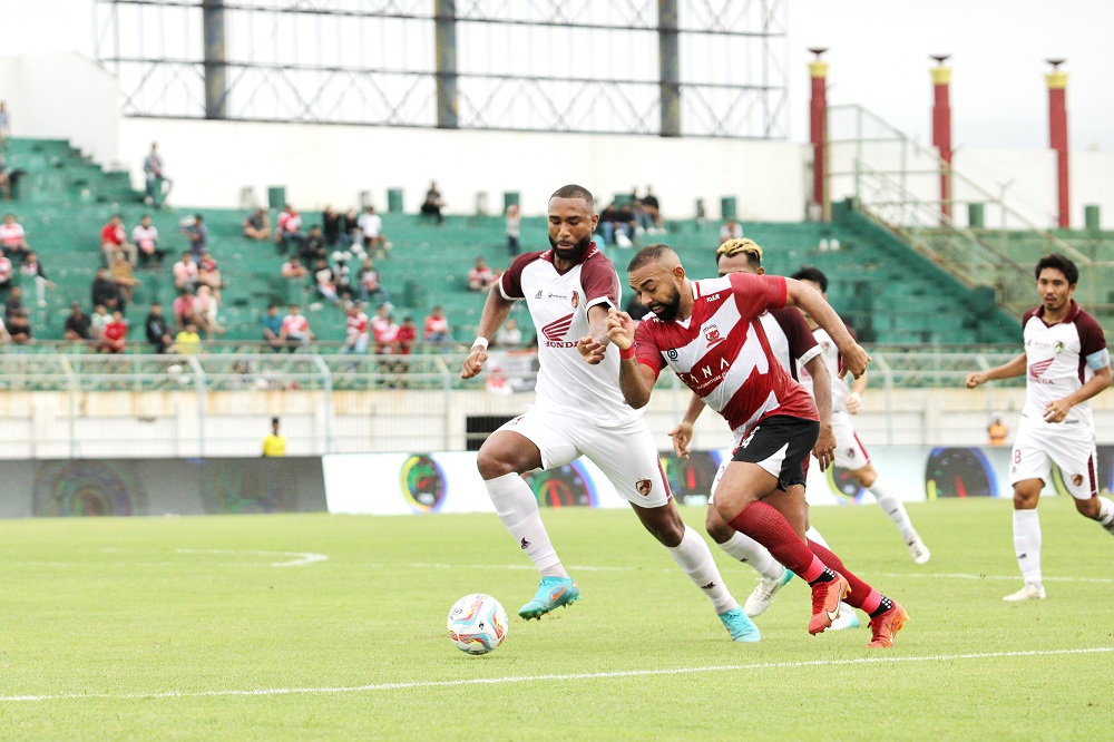 MENYERANG: Pemain MU Dalberto melakukan soloran lini pertahanan PSM Makassar saat bertanding di SGB, Minggu (21/4). (VIVIN AGUSTIN HARTONO/JPRM)