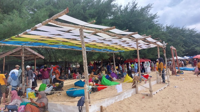 SANTAI DI PANTAI: Sejumlah pengunjung berwisata di Pantai Lon Malang yang terletak di Desa Bira Tengah, Kecamatan Sokobanah, Rabu (17/4). (JUNAIDI PONDIYANTO/JPRM)