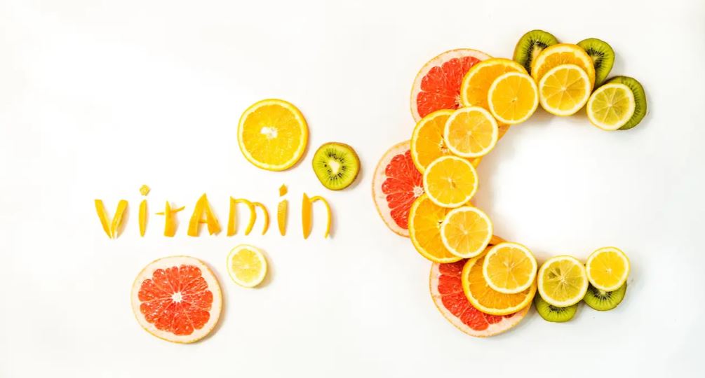 Vitamin C berperan penting bagi sistem kekebalan dan metabolisme tubuh. Berikut manfaat, sumber, hingga dosis harian vitamin C yang diperlukan. (Ilustrasi Foto: iStockphoto/NatchaS)