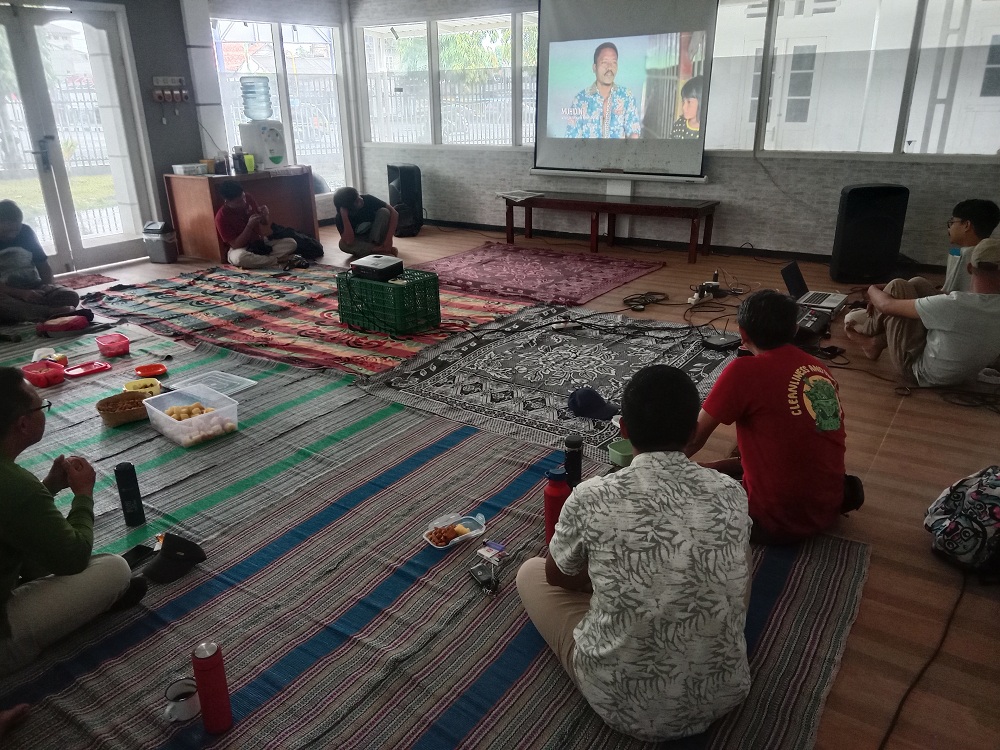 FOKUS: Pemuda menonton film Tenggelam dalam Diam di Shelter Pemuda, Kompleks Pendopo Agung Bangkalan, Minggu (21/4). (ROZIEN ABQORIY/JPRM)