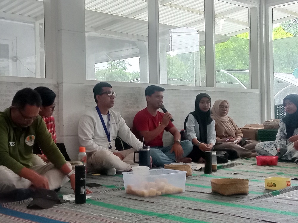 JAGA ALAM: Pengurus Inisiatif Bangkalan Ardhan Izzanul membedah film Tenggelam dalam Diam dalam rangka memperingati Hari Bumi 2024 di Shelter Pemuda, Kompleks Pendopo Agung Bangkalan, Minggu (21/4).