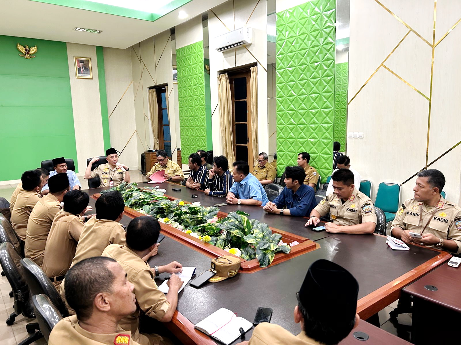 KOLABORASI: Pj Bupati Bangkalan Arief M. Edie melakukan pertemuan dengan camat dan pengusaha tambang di ruang pertemuan Pendopo Agung, Senin (22/4). (VIVIN AGUSTIN HARTONO/JPRM)