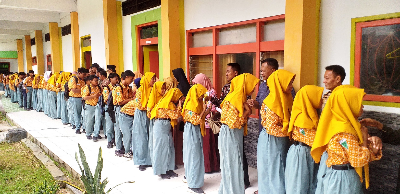 HALALBIHALAL: Siswa dan guru SMPN 1 Sepulu saling bermaaf-maafan Senin (22/4). (SMPN 1 SEPULU UNTUK JPRM)