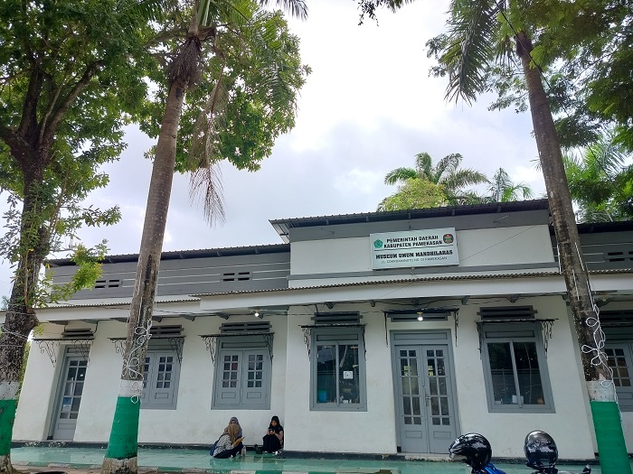 SANTAI: Warga berada di depan Museum Mandhilaras Pamekasan, Rabu (24/4). (LAILIYATUN NURIYAH/JPRM)