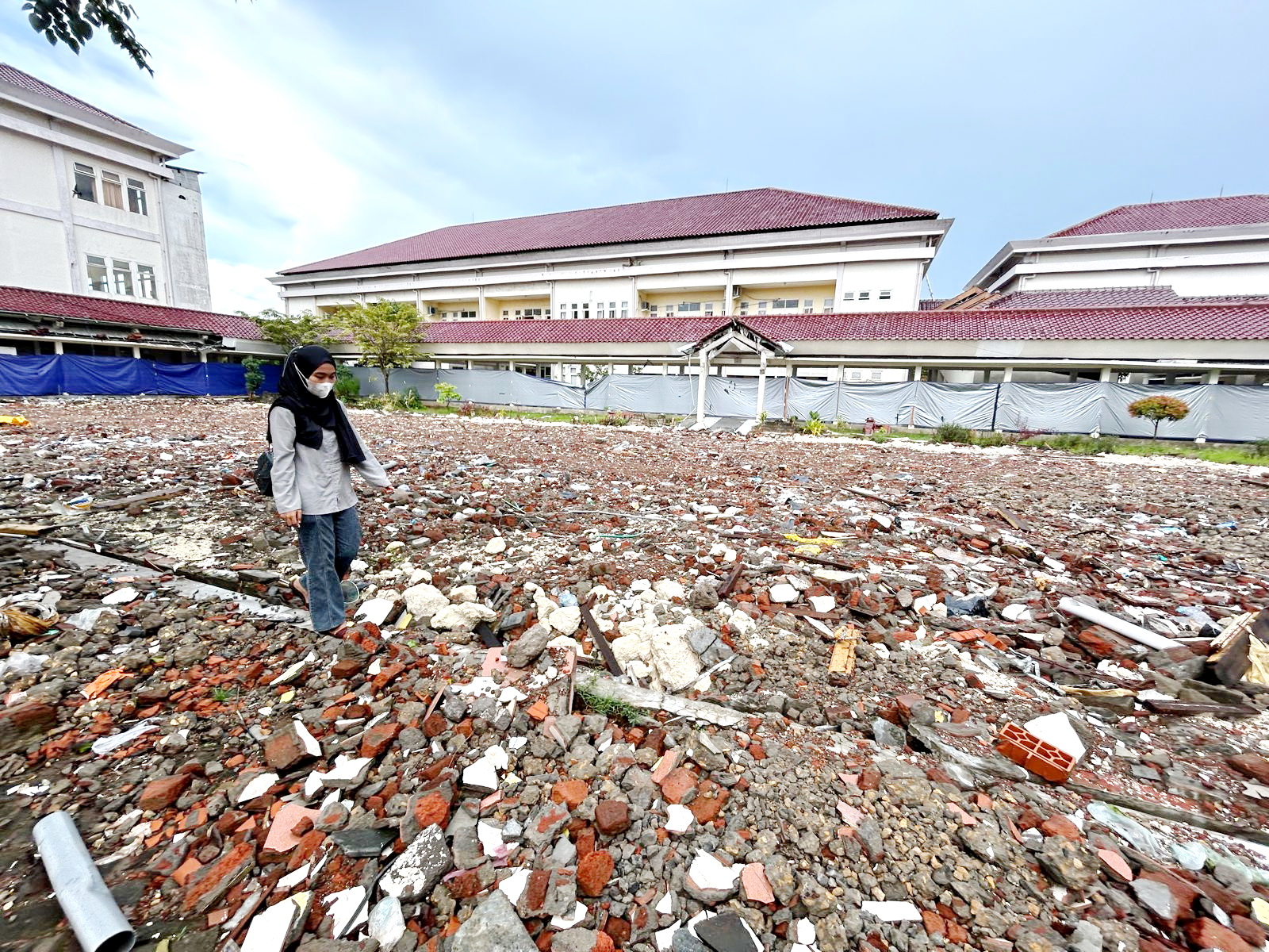 PERENCANAAN PEMBANGUNAN TUNTAS: Seorang perempuan berada di lokasi yang akan dibangun gedung lima lantai RSUD Syamrabu Selasa (23/4). (VIVIN AGUSTIN HARTONO/JPRM