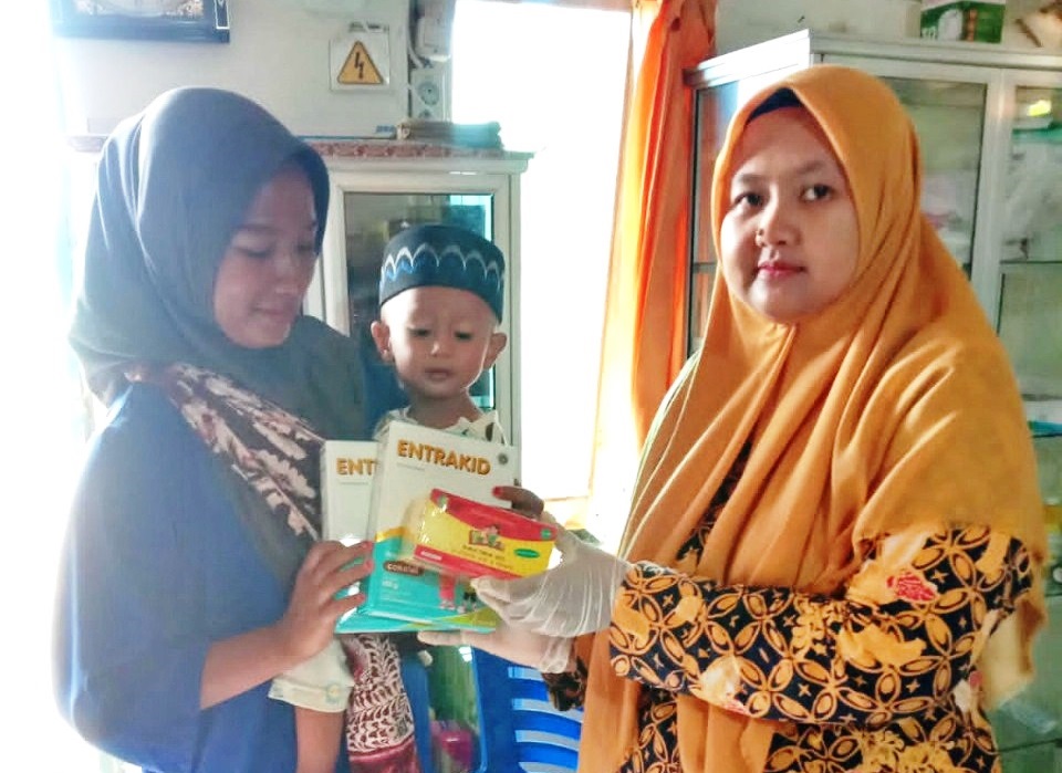KOMITMEN: Tenaga kesehatan di lingkungan Puskesmas Pasongsongan mendatangi rumah warga dan memberi makanan bergizi bagi anak untuk menekan angka stunting. (PUSKESMAS PASONGSONGAN UNTUK JPRM)