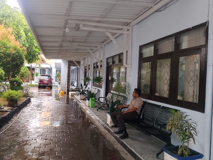 LENGANG: Sekuriti bersantai di teras kantor Inspektorat Sampang Kamis (25/4). (UBAIDILLAHIR RA&rsquo;IE/JPRM)