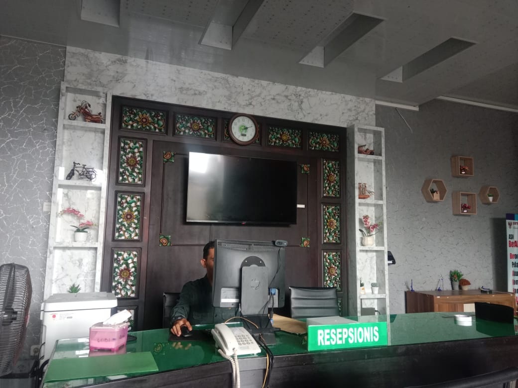 ANGKA PERCERAIAN TINGGI: Pertugas PA Bangkalan Kelas 1-A di berada di meja resepsionis Rabu (24/4). (M. ROZIEN ABQORIY/JPRM)
