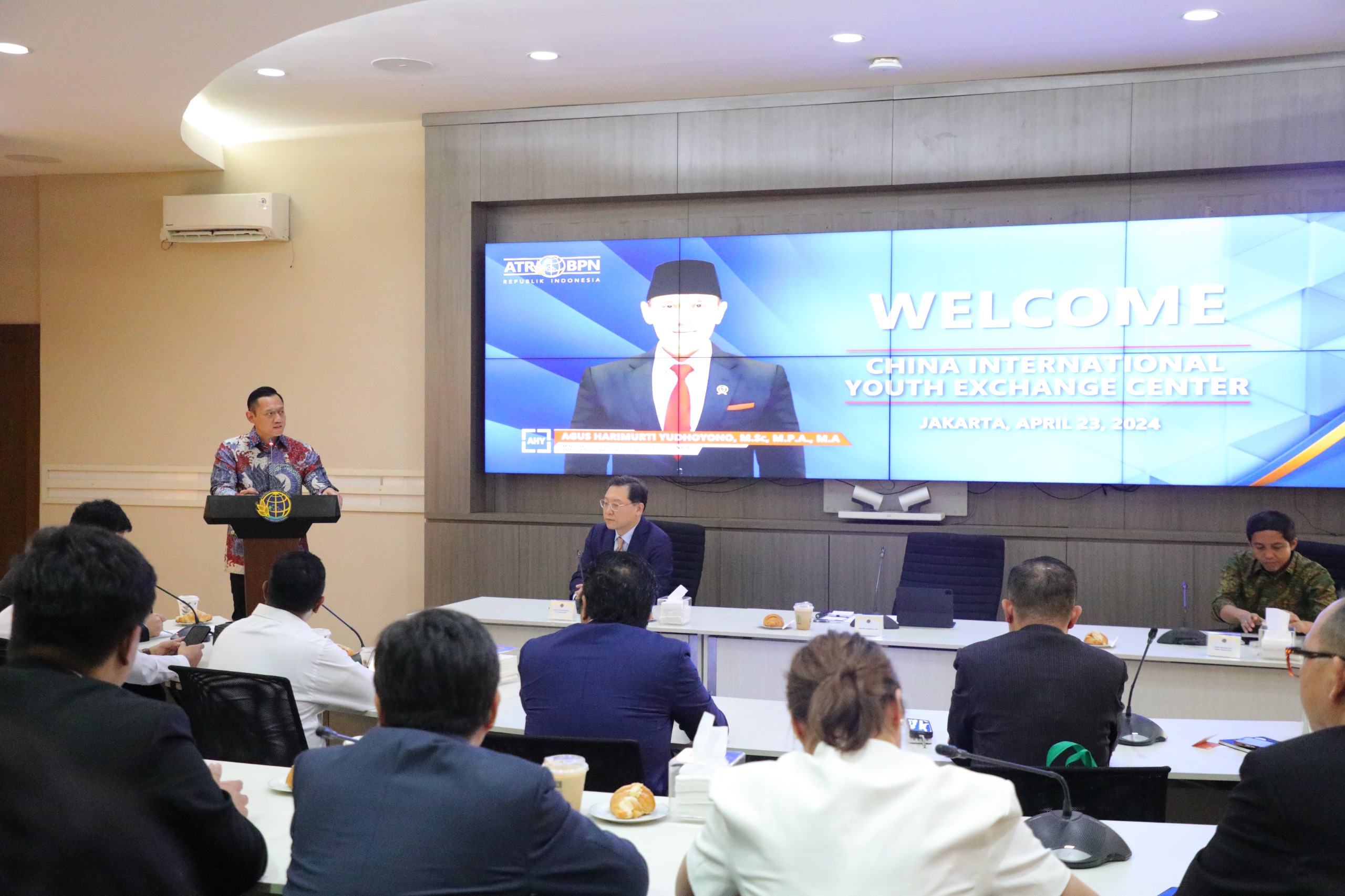 KOMITMEN: Menteri ATR/BPN Agus Harimurti Yudhoyono saat memberikan sambutan dalam kegiatan menerima kunjungan kerja pada Selasa (23/4).