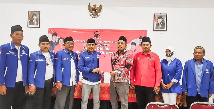 SERIUS: Ketua DPD PAN Sumenep Faisal Muhlis (empat dari kiri) menyerahkan berkas pendaftaran bacawabup kepada Ketua Desk Pilkada PDI Perjuangan Zainal Arifin Kamis (25/4).