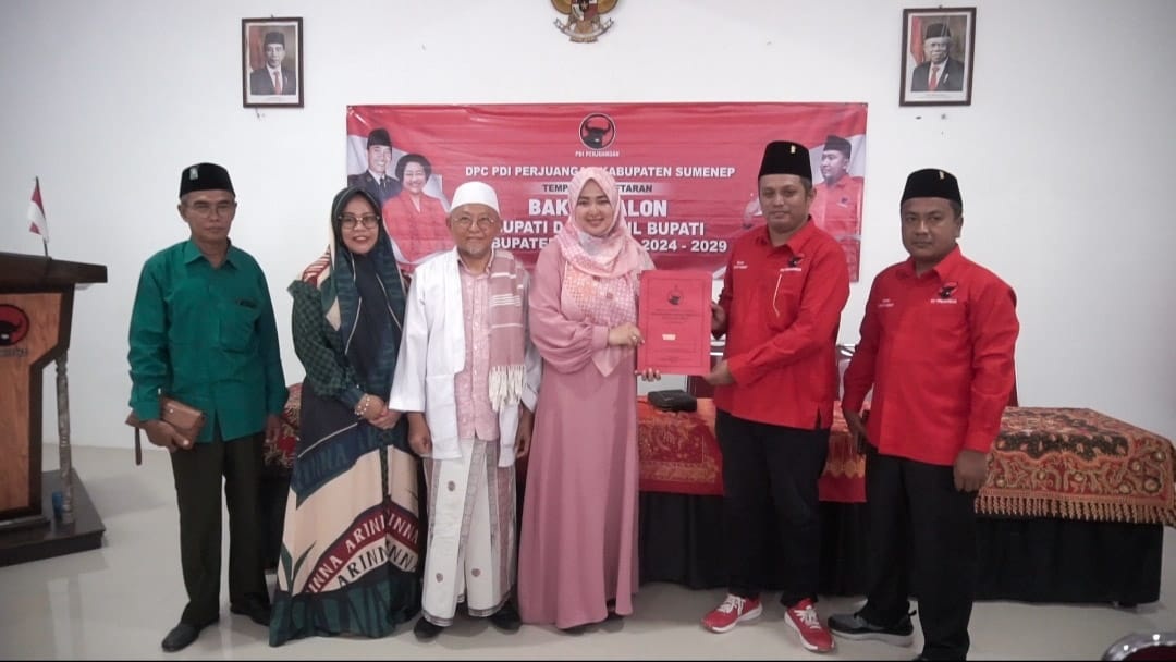 AMBISIUS: Nurfitriana (tiga dari kanan) didampingi A. Busyro Karim (tiga dari kiri) saat mendaftarkan diri sebagai bacawabup di kantor DPC PDI Perjuangan Sumenep Rabu (24/4). (NURFITRIANA UNTUK JPRM)