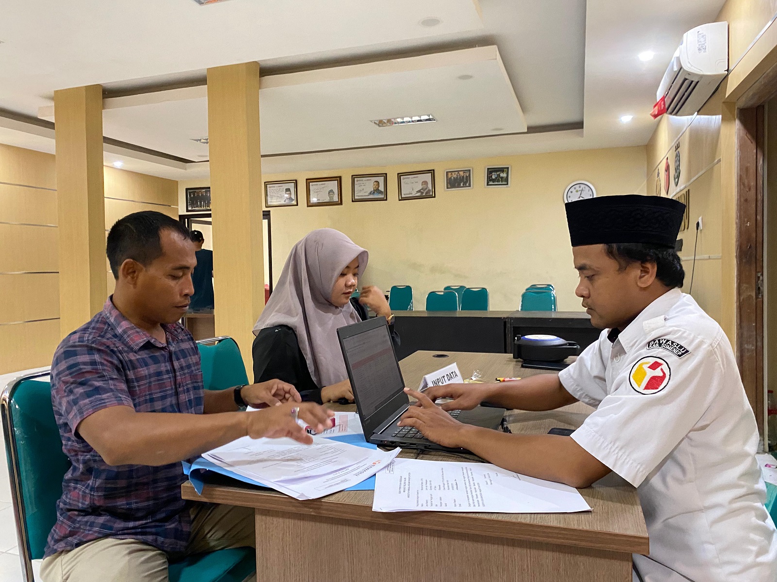 DEMI PILKADA: Dua warga mendaftar sebagai panwascam di kantor Bawaslu Sumenep Rabu (24/4). (MOH. JUNAIDI/JPRM)