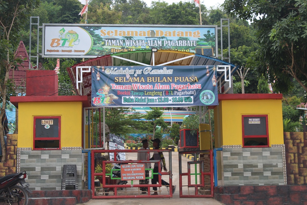 LOKET: Warga berada di pintu masuk Bukit Tawap, Desa Pagarbatu, Kecamatan Saronggi, Sabtu (6/4).