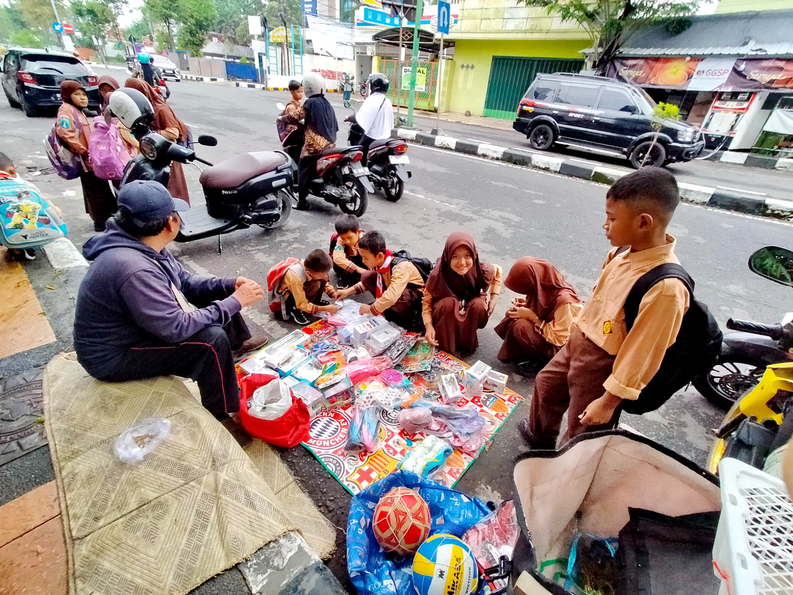USIA RENTAN: Anak-anak tengah bermain setelah pulang sekolah di Jalan Soekarno-Hatta, Bangkalan, Jumat (5/4). (VIVIN AGUSTIN HARTONO/JPRM)