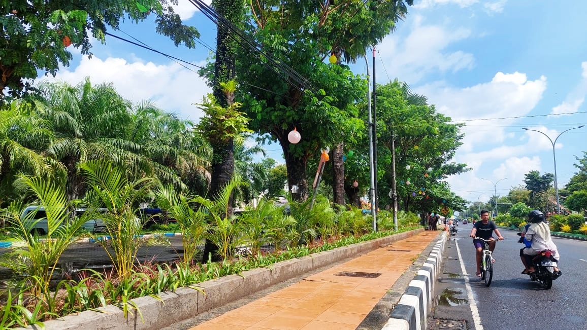 CEK SARPRAS OLAHRAGA: Warga bersepeda di area Stadion Gelora Bangkalan (SGB) yang akan menjadi salah satu venue pelaksanaan popda, Kamis (25/4). (ZEINAL ABIDIN/JPRM)