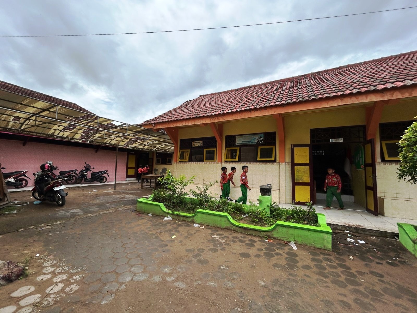 KECIPRATAN DAK: Siswa SDN Burneh 1 Bangkalan berada di depan ruang kelasnya Kamis (25/4). (VIVIN AGUSTIN HARTONO/JPRM)