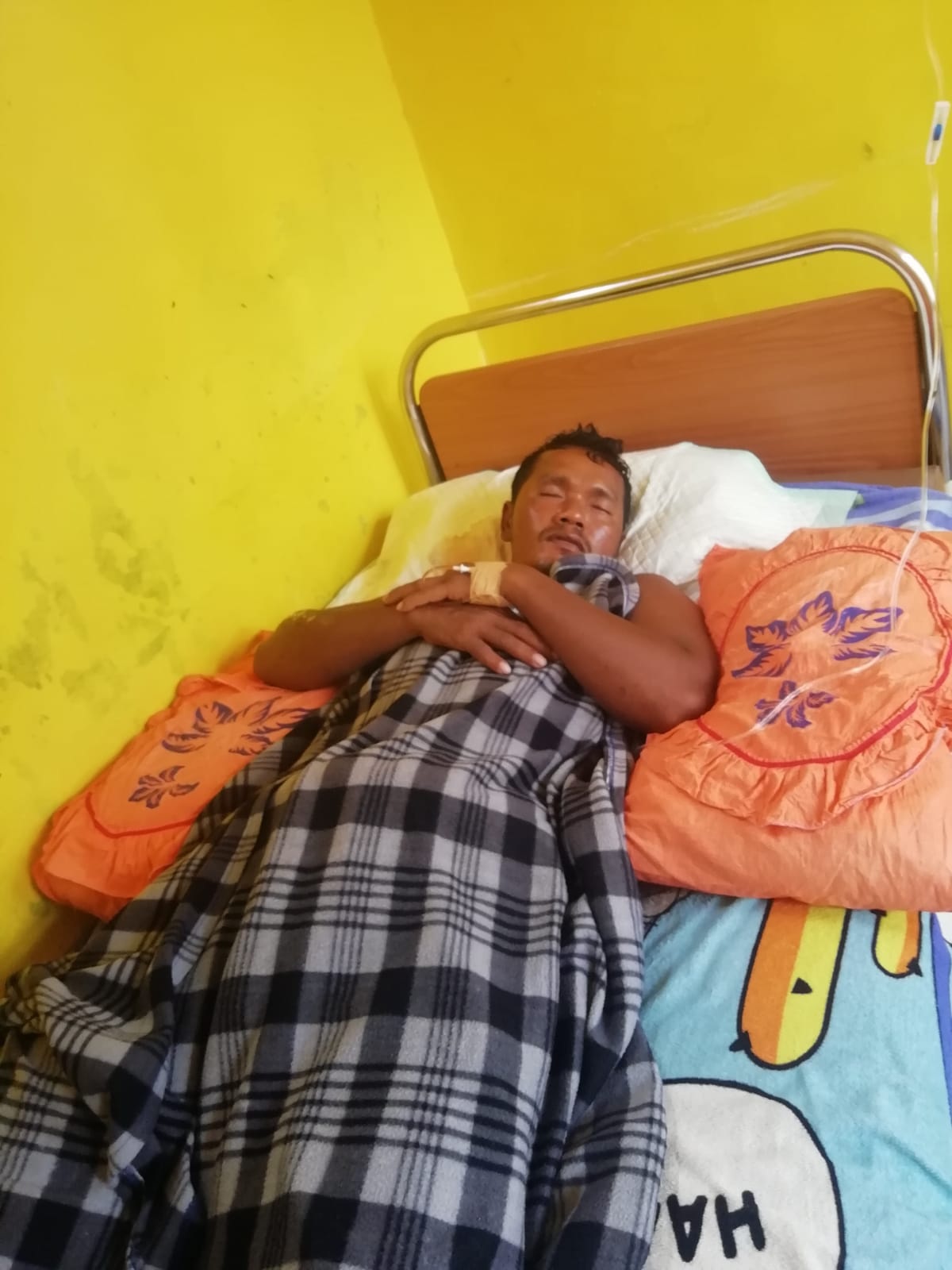 INTENSIF: Syamsul, korban sambaran petir mendapat perawatan medis di Puskesmas Gili Mandangin, Kamis (25/4). (BPBD UNTUK JPRM)