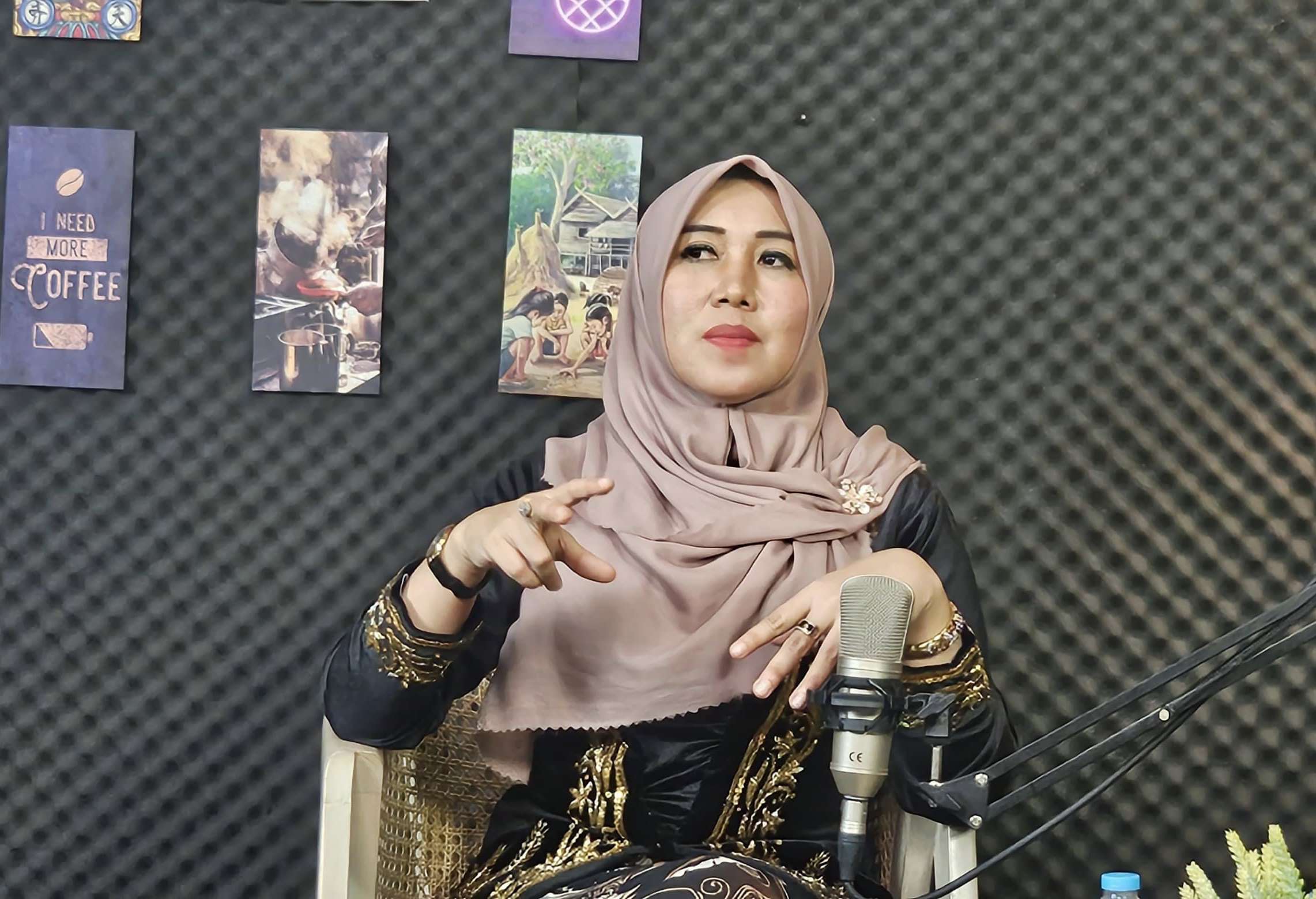 SUARAKAN KEPENTINGAN RAKYAT: Anggota DPD RI Terpilih Dr. Lia Istifhama saat memberikan penolakan jam operasional warung Madura.